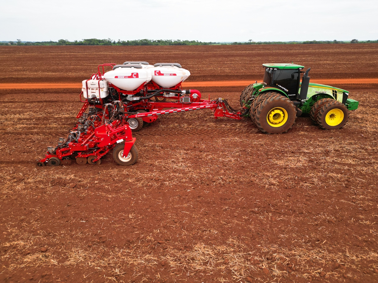 A Plantor tem uma estrutura formada por um chassi central com seis linhas e outras 18 linhas distribuídas nas asas laterais, nove em cada