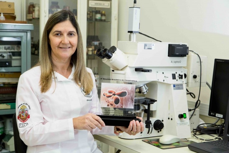 Técnica de laboratório recebe homenagem durante 4ª Reunião Brasileira de Citogenética