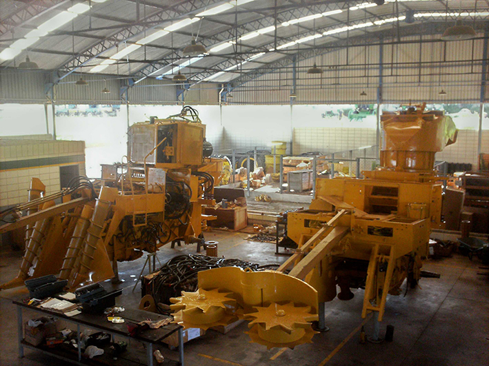 Algumas máquinas, como colhedoras de cana ou de algodão, devem passar por manutenções bem complexas na entressafra, para garantir retorno ao trabalho sem contratempos