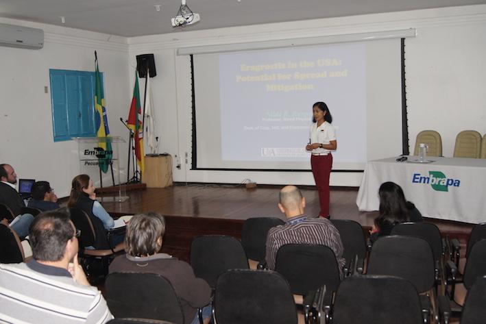 Professora norte-americana apresenta seminário na Embrapa Pecuária Sul sobre plantas invasoras em pastagens