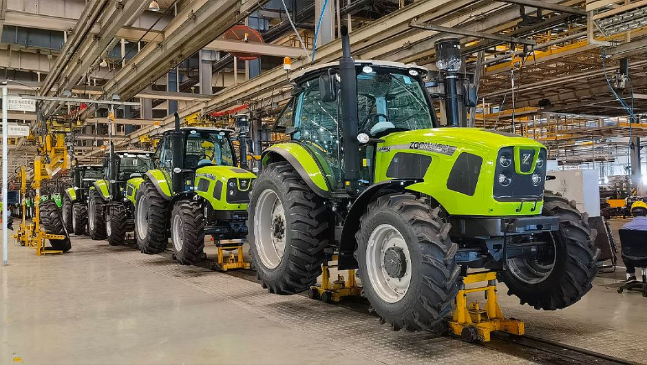 Zoomlion estreou na Agrishow 2026 e lançou recentemente o trator híbrido de rodas mais potente do mundo, um modelo que combina motor diesel de 700 cv com motores elétricos para alcançar picos de até 1.200 cv e 4.500 Nm de torque