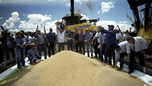 Ministro da Agricultura opera máquina New Holland na Abertura Nacional da Colheita de Soja