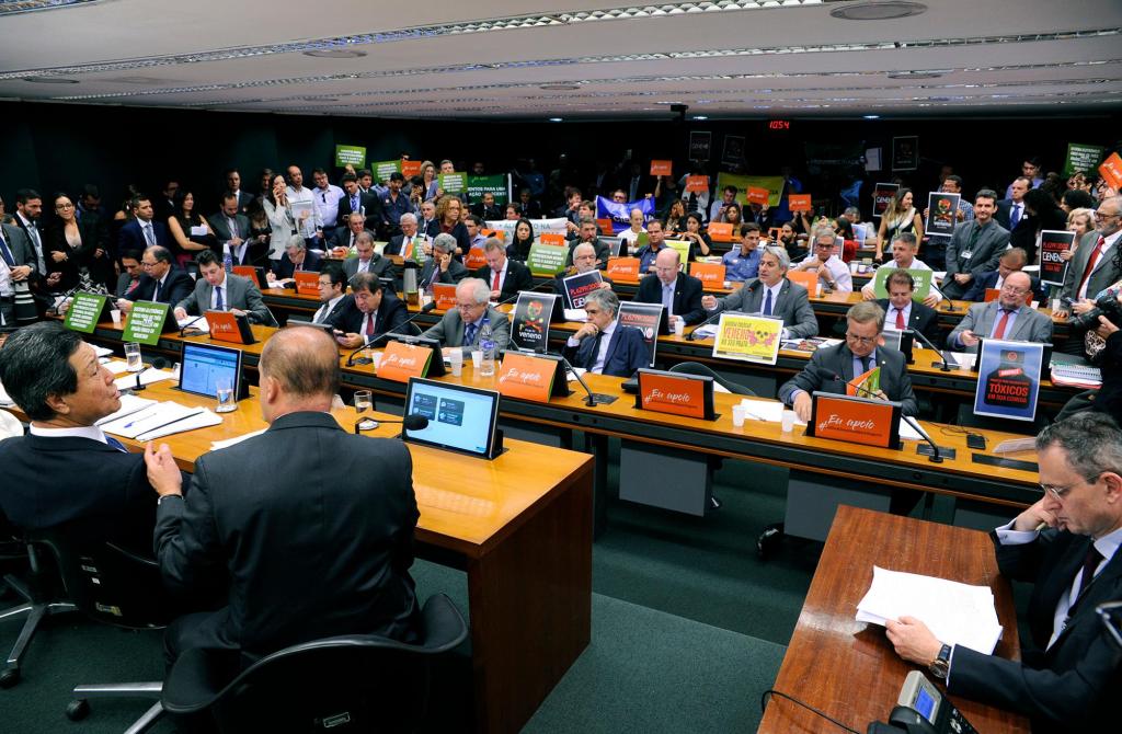 Comissão especial suspende novamente reunião sobre mudanças na legislação de defensivos agrícolas