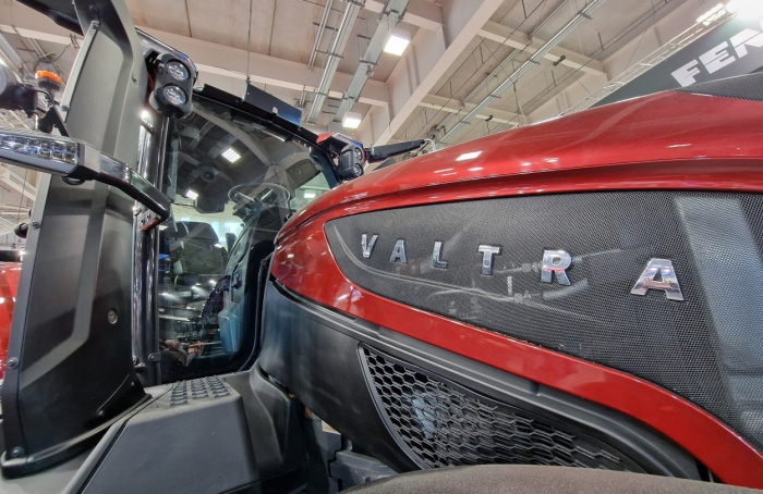 Valtra exibe trator S416 na Eima 2024