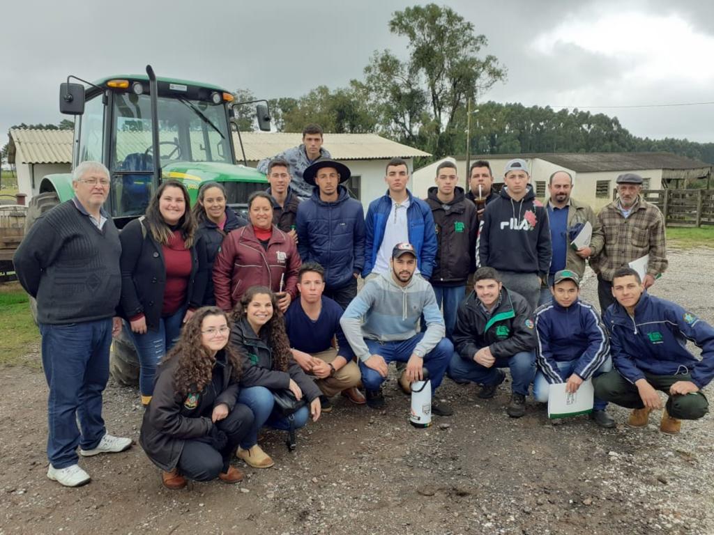 Cursos levam conhecimentos sobre mecanização para escolas agrícolas