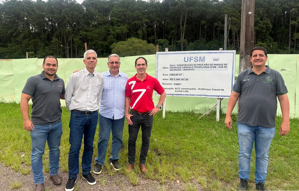 Da esquerda para a direita: Rodrigo Carmo Cardoso, coordenador Mkt Produto Massey Ferguson; Leonel Oliveira, diretor executivo UNIMASSEY; Werner Santos, consultor AGCO; Lucas Zanetti, gerente Mkt Produto Massey Ferguson; e Luciano Pes, prof. Colégio Politécnico UFSM e coordenador Advanced Farm 360