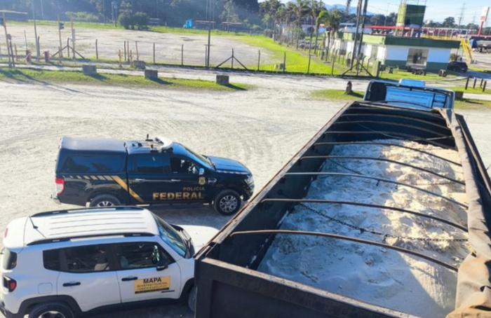 Carga com 48 toneladas de açúcar é apreendida em Paranaguá