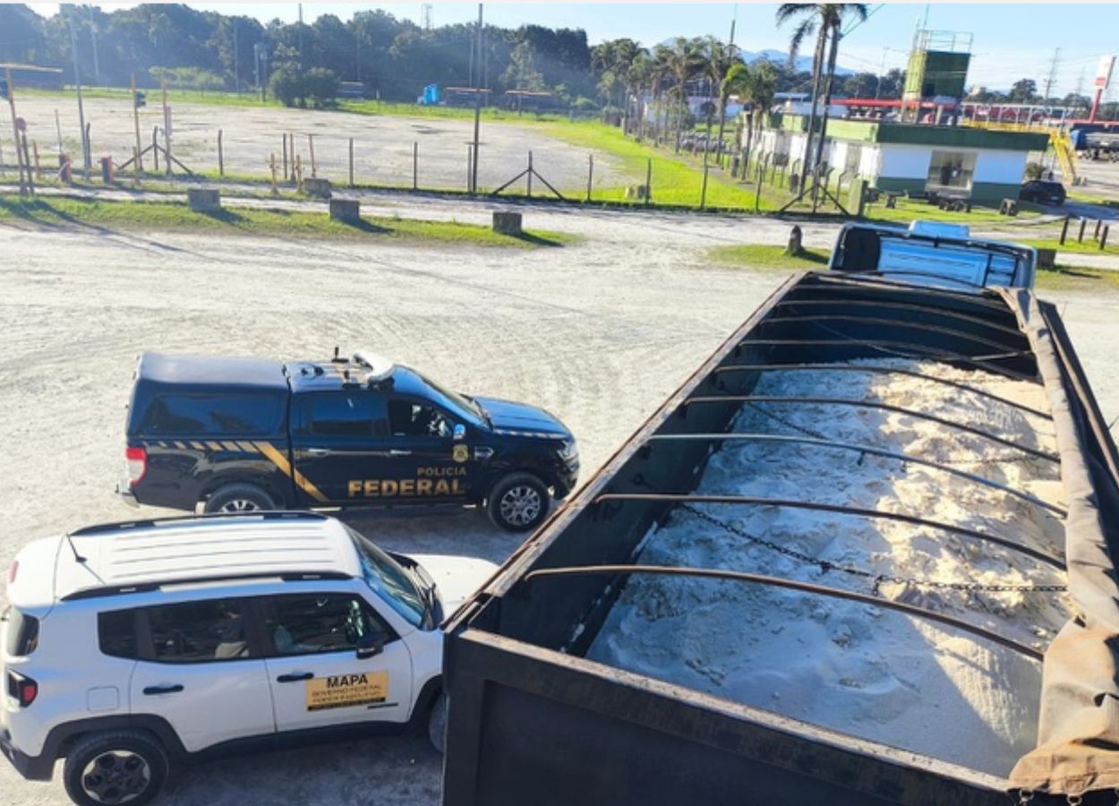 Carga com 48 toneladas de açúcar é apreendida em Paranaguá