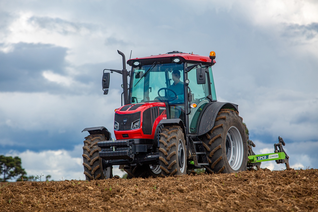 O Mahindra 8110 possui motor de 110 cv de potência e transmissão com 16 marchas à frente e 16 à ré&nbsp;&nbsp;