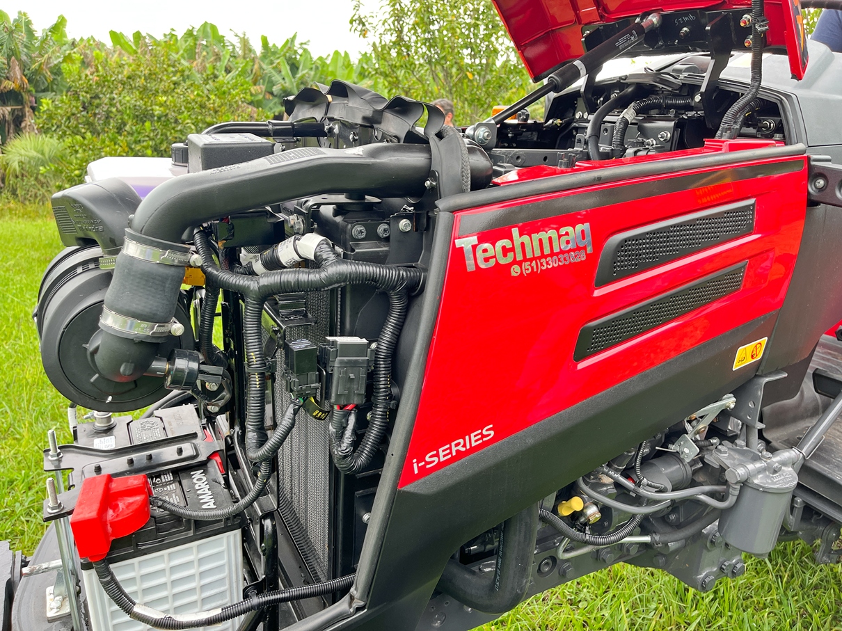 O OJA 3140 é equipado com um motor Mahindra 3 DI - I series de três cilindros, com potência máxima de motor de 40 cv a uma rotação de 2.500 rpm