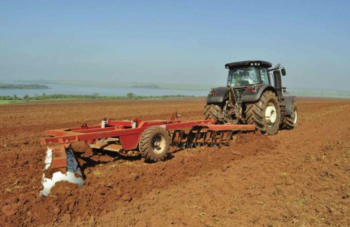 Velocidade e preparo do solo impactam tração e consumo