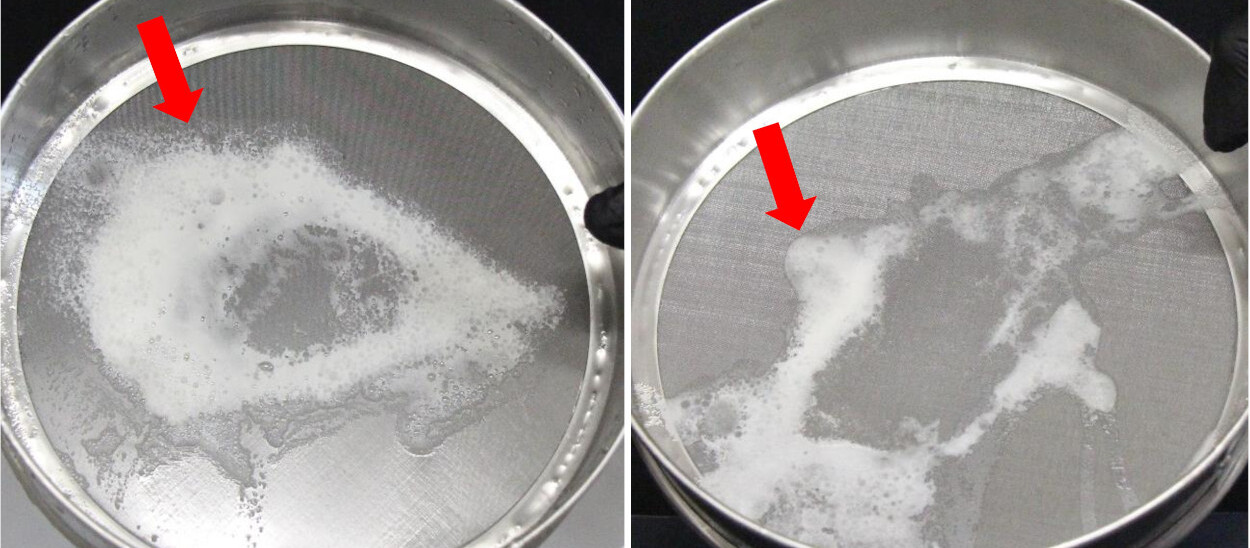 Exemplo de problema de compatibilidade das misturas com gli wg1 + 2,4-D nas taxas de aplicação de 40 L/ha (a) e a 80 L/ha (b) com resíduos, similares a espuma, nas peneiras de 100 mesh