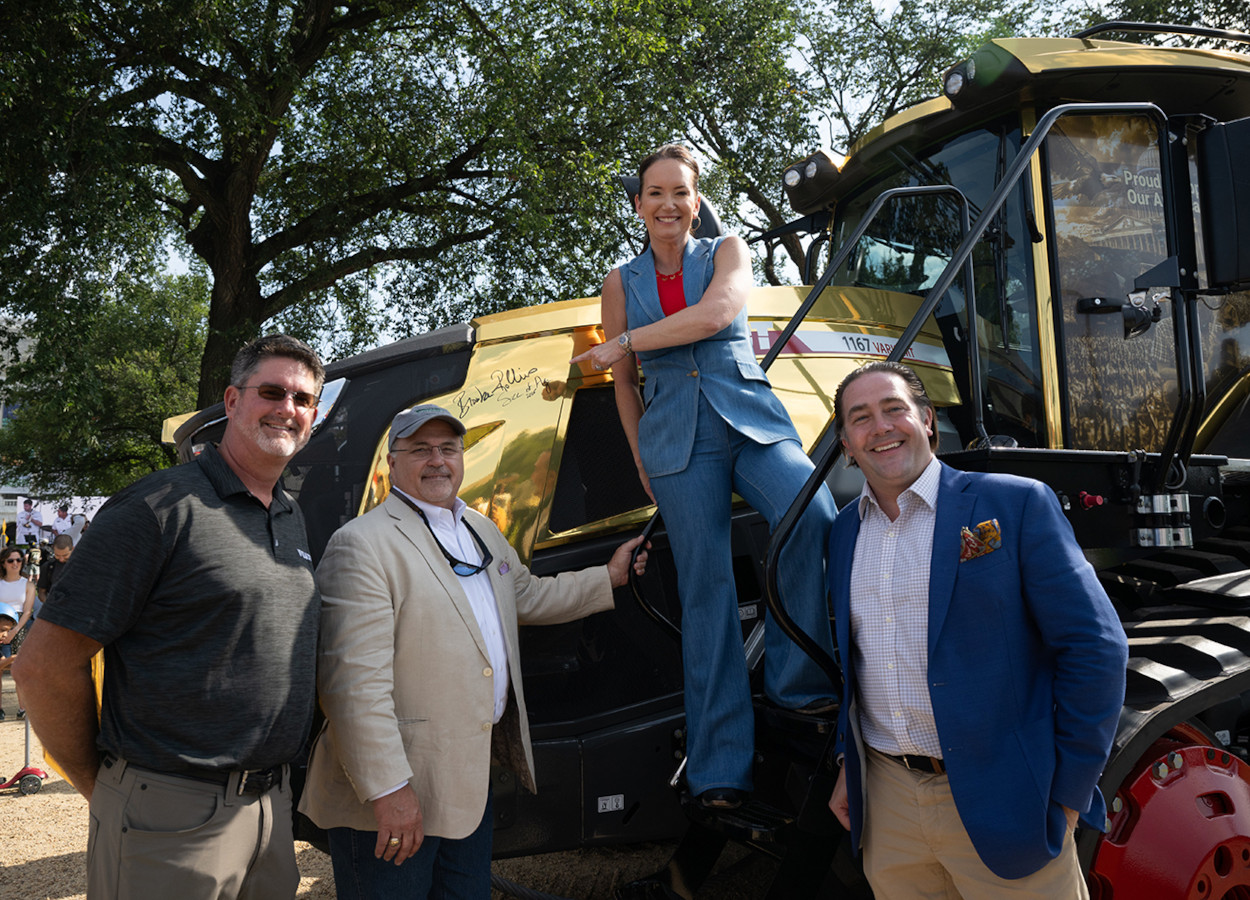 A Secretária de Agricultura dos EUA, Brooke Rollins, aponta para sua assinatura no Fendt Golden Tractor durante o Great American Farmers Market em Washington, D.C. Com Rollins estão (da esquerda para a direita) Aaron Belanger e Bill Hurley, da AGCO, e Kip Eideberg, da AEM