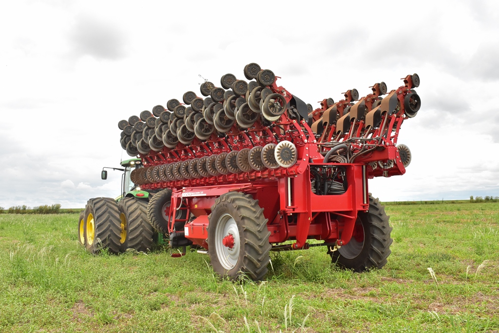 The seeder takes one minute and 17 seconds to switch from working position to transport position