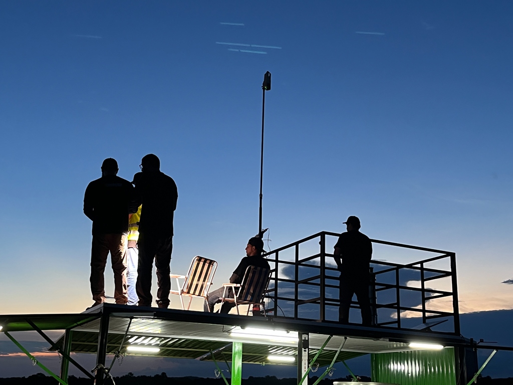 Cada uma dessas estruturas era formada por um veículo, tipo reboque, que continha carregadores de bateria, resfriadores, uma motobomba Buffalo e uma plataforma para o piloto