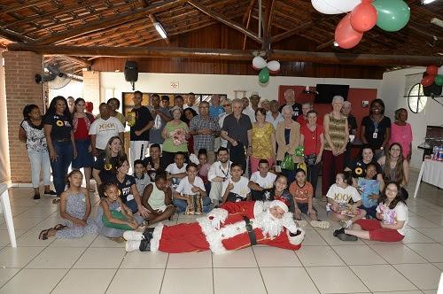 Crianças e idosos ganham presentes no Natal Solidário da Case em Piracicaba (SP)