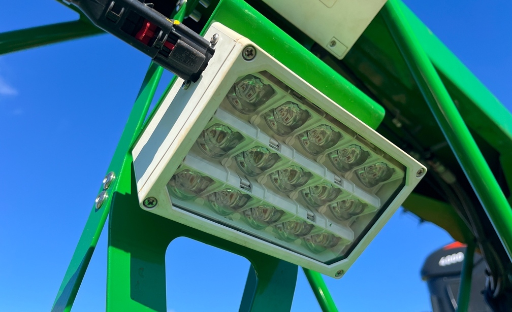 O sistema Eco Spray é formado por câmeras e flashes de LEDs infravermelhos, que refletem a clorofila e permitem que o dispositivo identifique as plantas-alvo&nbsp;&nbsp;