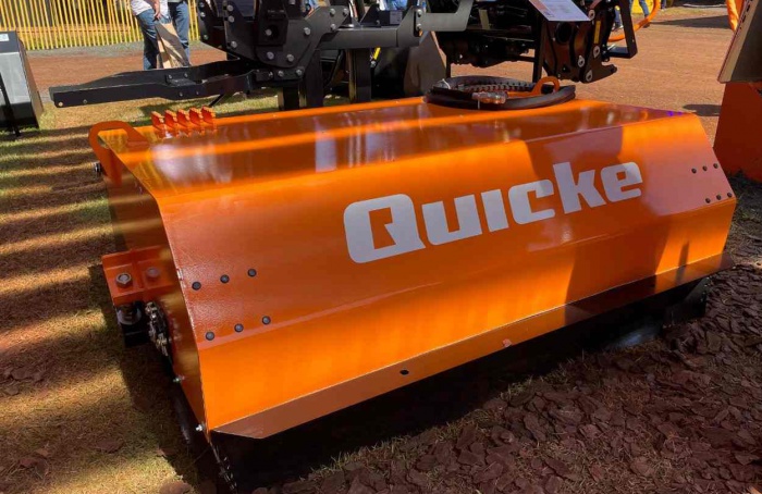 Equipamento da Quicke facilita limpeza pesada no campo
