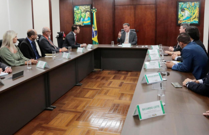 Ministro Fávaro recebe líderes sindicais para debater a reestruturação das carreiras da Defesa Agropecuária