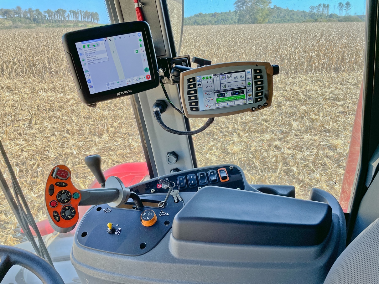 À direita do operador está o console com todos os comandos de movimento e operação da colhedora. Dois monitores, o X25, fruto da parceria da&nbsp; &nbsp;AGCO com a Topcom, e o C1000, que é standard neste modelo, trazem todas as informações de trabalho da máquina 
 &nbsp;&nbsp;