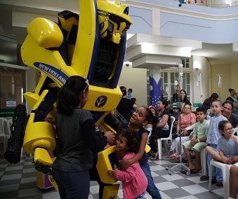Robô colheitadeira anima tarde de crianças no Hospital Pequeno Príncipe