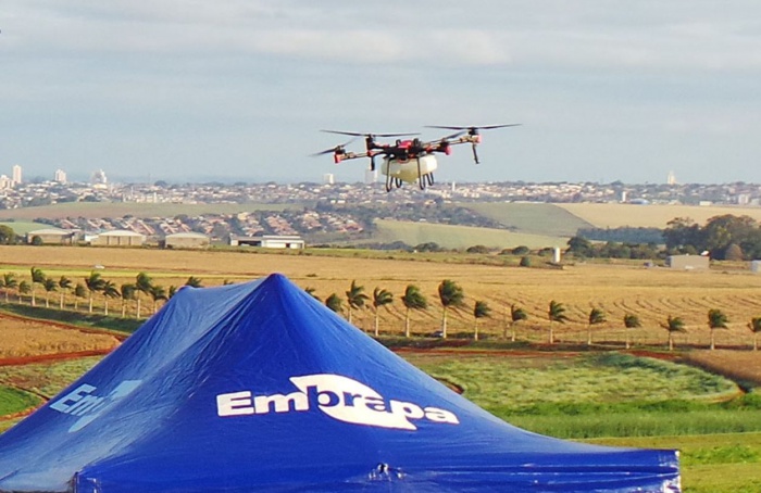 Drones avançam na pulverização agrícola no Brasil