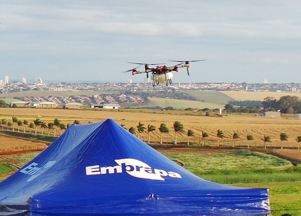 Drones avançam na pulverização agrícola no Brasil