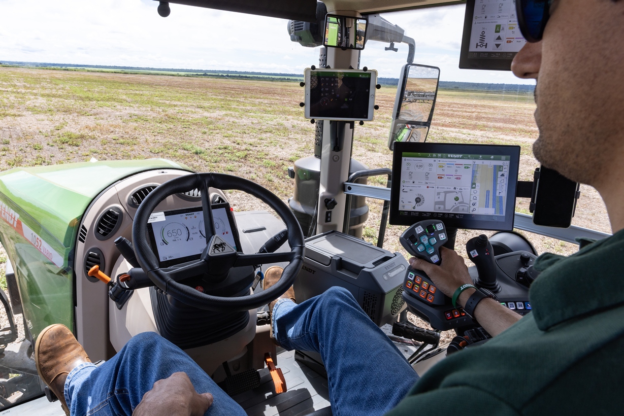 A cabina possui caixa térmica de 12 litros com controle de temperatura, ar-condicionado automático e assento premium com suspensão pneumática, aquecimento/ventilação, ajustes elétricos, memória e função de massagem