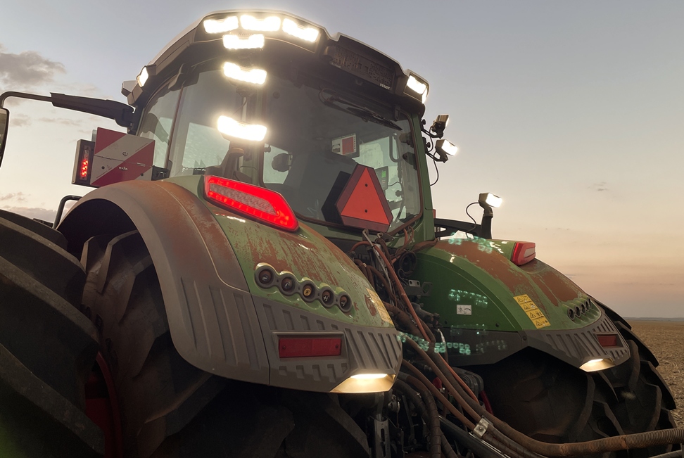 O modelo tem iluminação UltraVision, que é um conceito em 360°, e a iluminação Groundvision para locais que devem ser observado spelo operador, como a barra de tração e o para-lamas