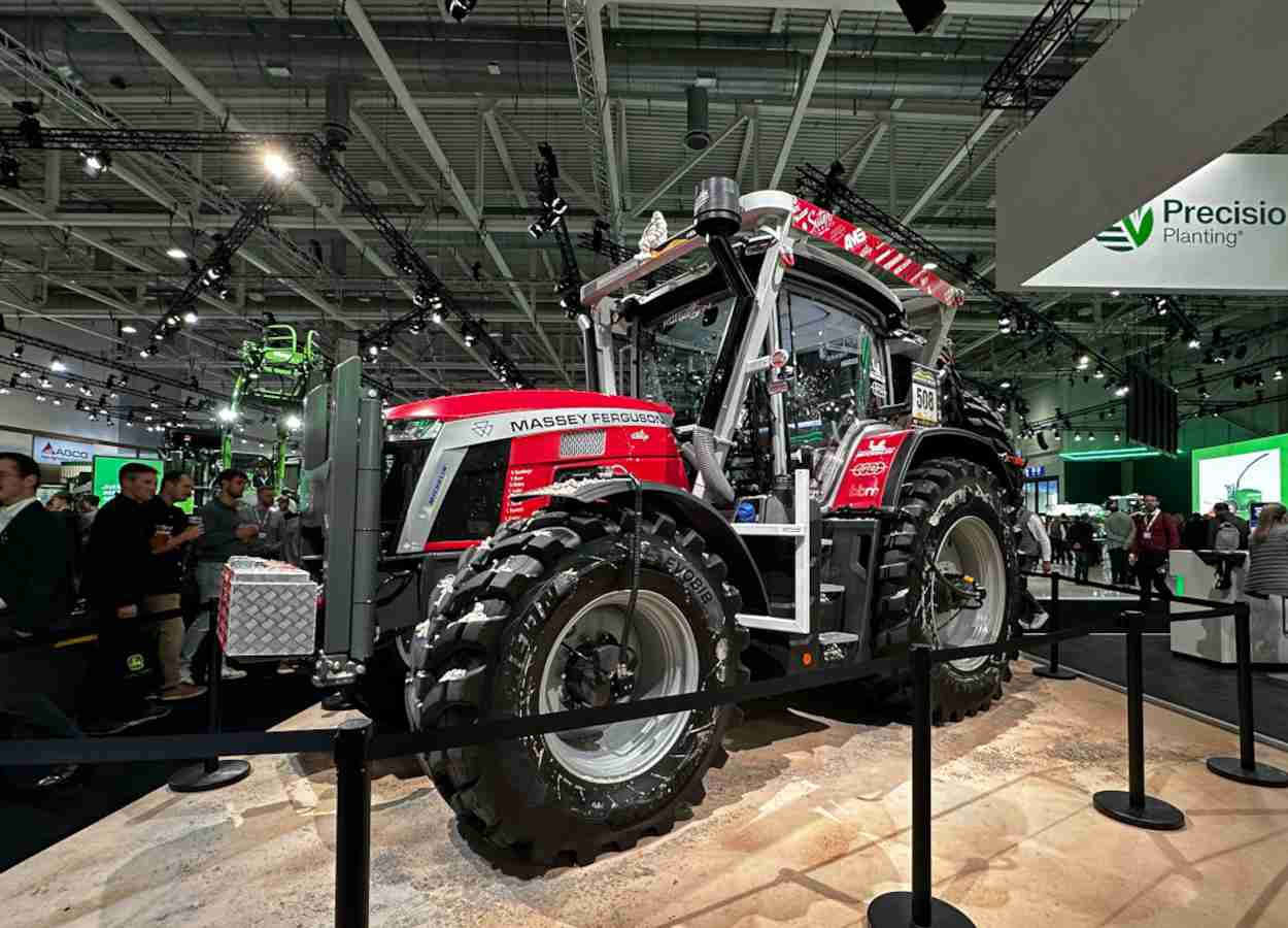 Massey Ferguson présente à Agritechnica 2025 un tracteur ayant terminé un rallye-raid dans le désert.