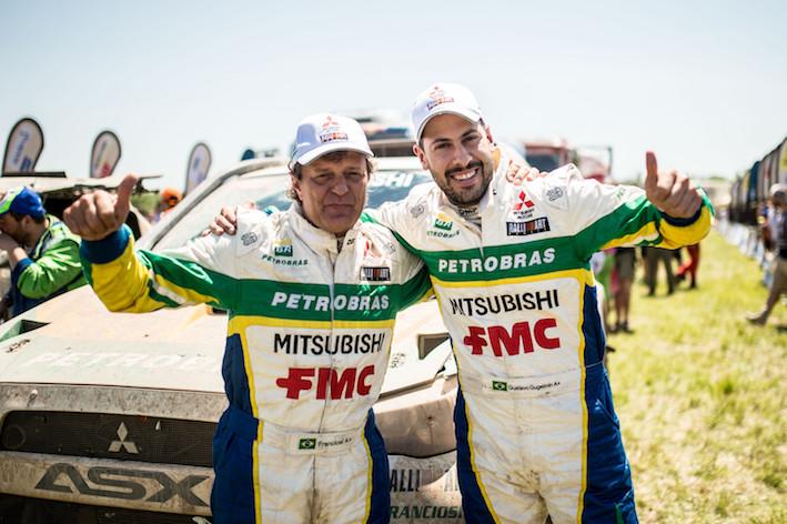 Produtor rural João Franciosi e Gustavo Gulgelmin comemoram e completam o Rally Dakar 2016