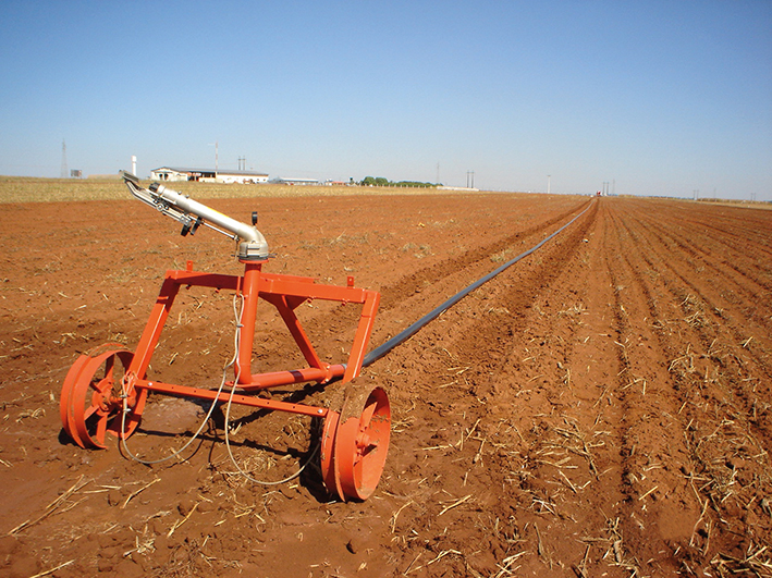 Plataforma móvel e aspersor do tipo canhão para irrigação de área plantada com cana