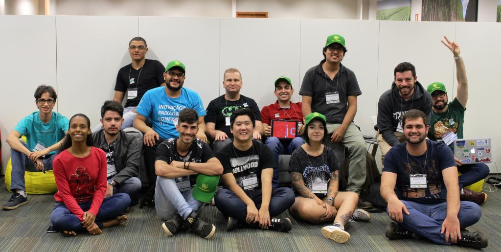 Finalistas de Hackathon visitam John Deere e realizam imersão completa em tecnologia