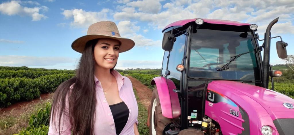 Trator com toque feminino: LS Tractor entrega trator rosa para produtora de MG