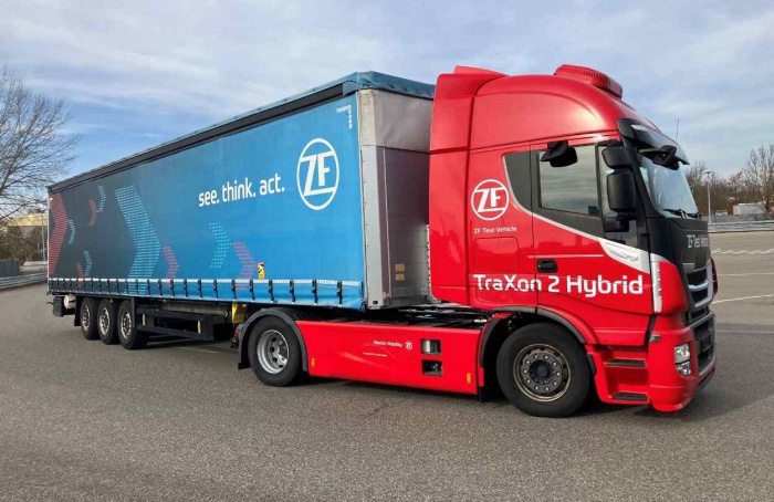 Tecnologia híbrida da ZF avança na redução de CO₂ em caminhões