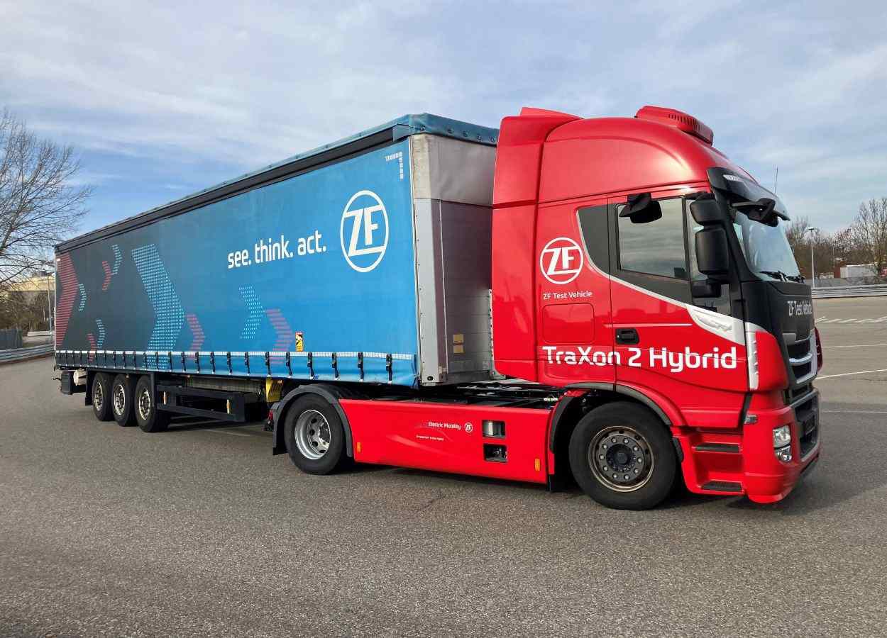 Tecnologia híbrida da ZF avança na redução de CO₂ em caminhões