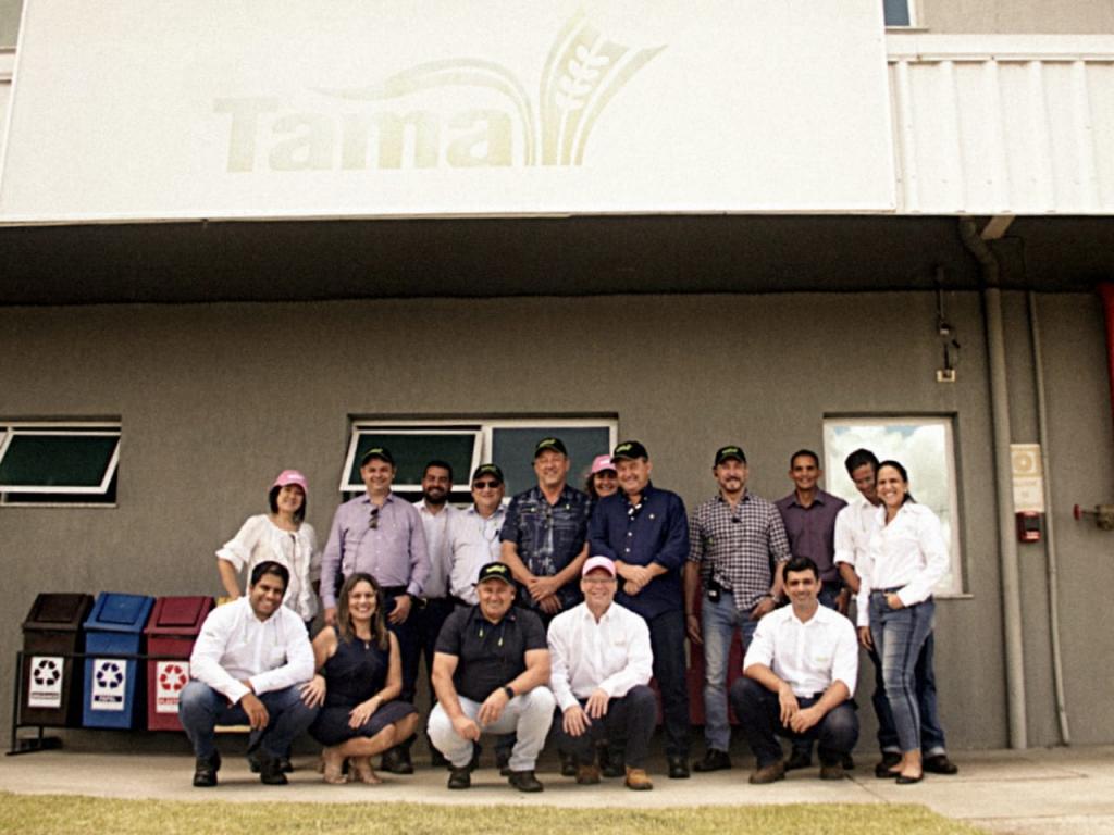 Cotonicultores brasileiros conhecem a fábrica da Tama, na Bahia