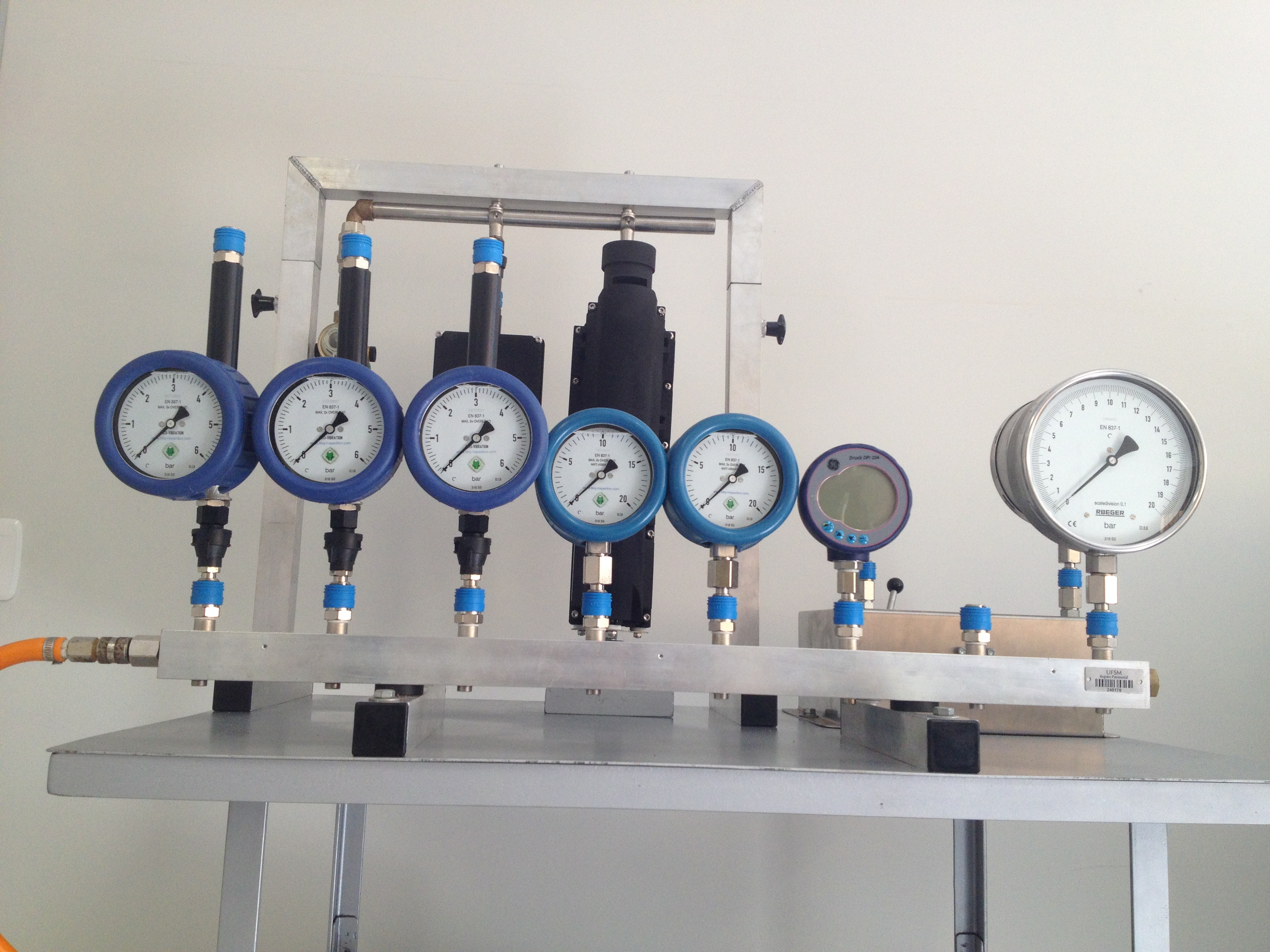 Manômetros para determinação da pressão do sistema de pulverização.