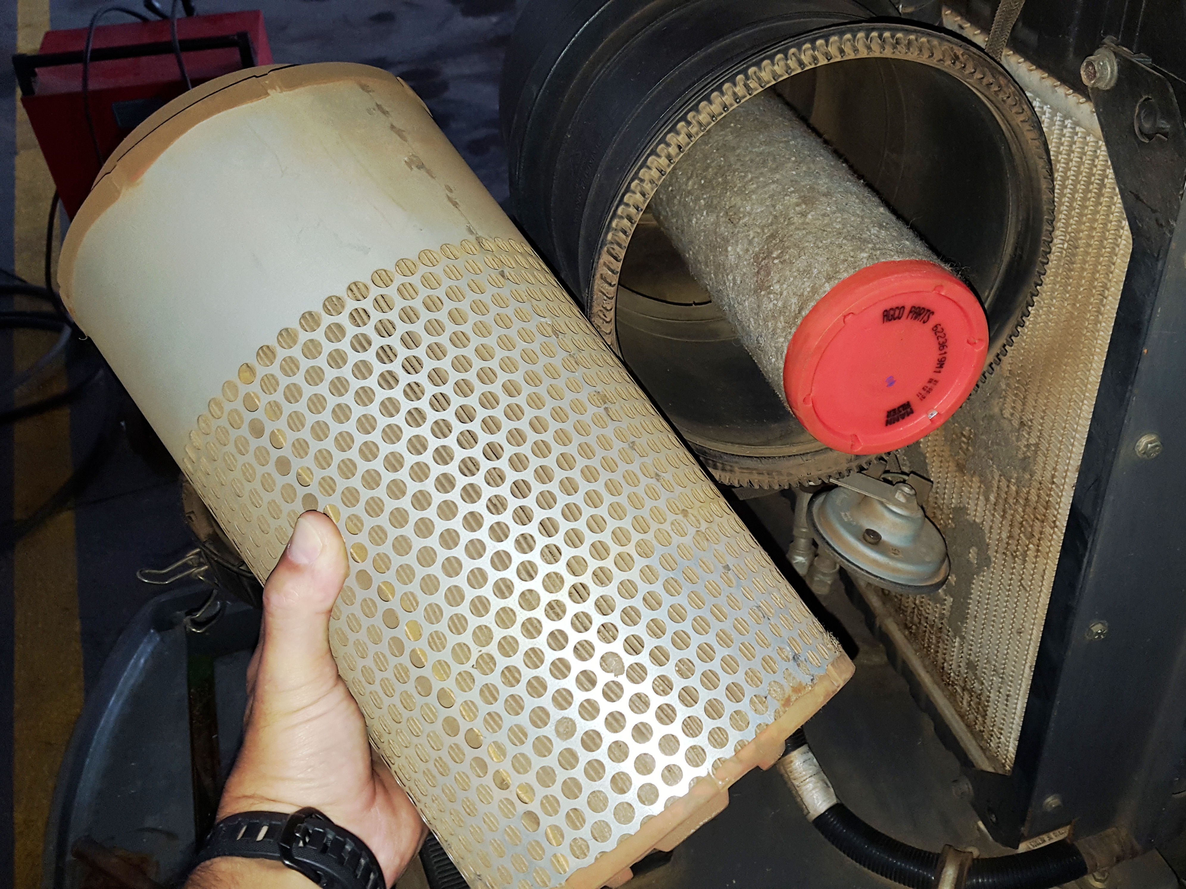 Verificação e limpeza do filtro de ar do motor.
