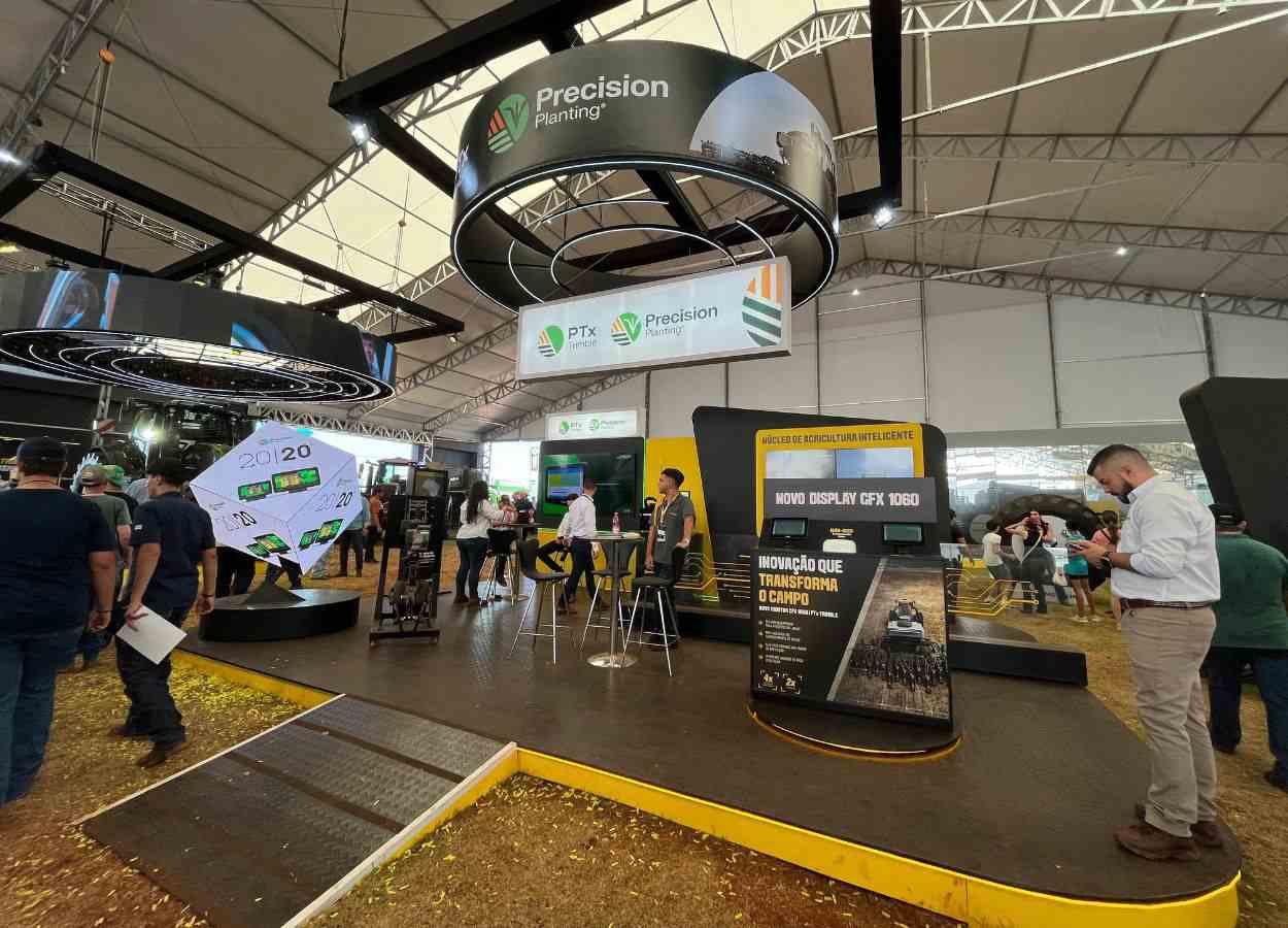 A empresa está localizada no estande da Valtra, e apresenta um portfólio de soluções que combinam tecnologias de agricultura de precisão