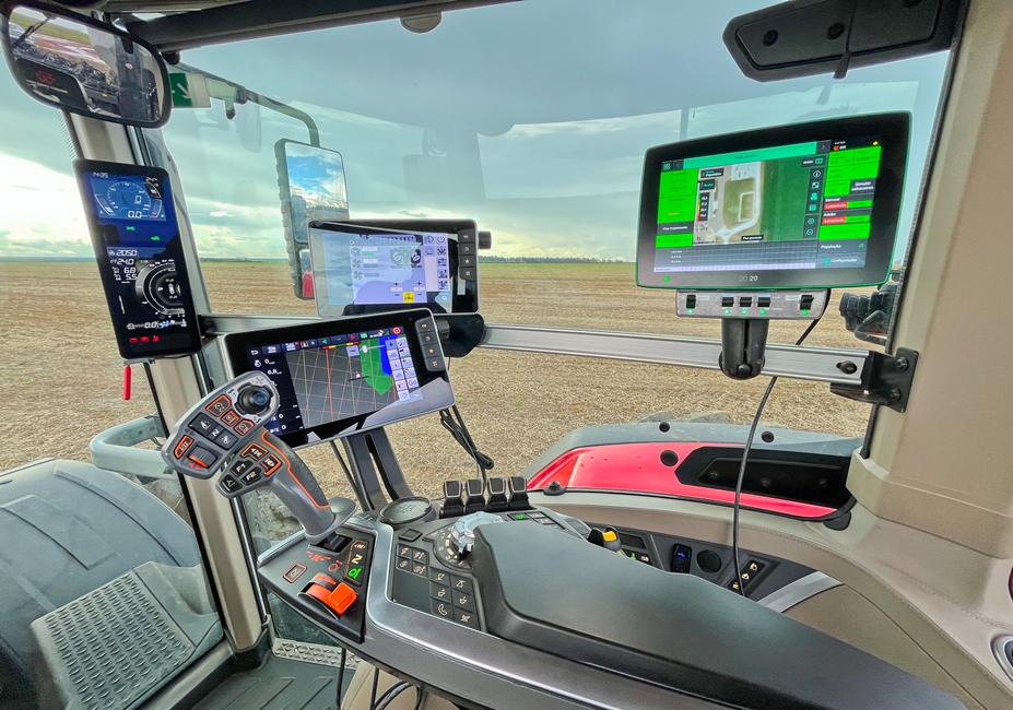 Interior da cabina da série MF 9S é um dos mais sofisticados da marca, com ampla área envidraçada, bancos modernos e consoles de controles com diversos monitores