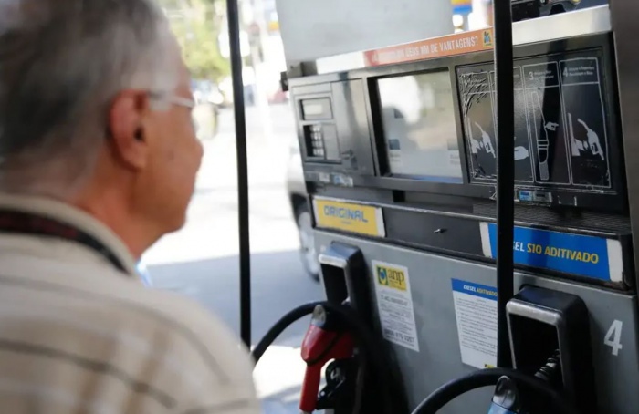 Governo prorroga por um mês subvenção de R$ 2,12 ao diesel
