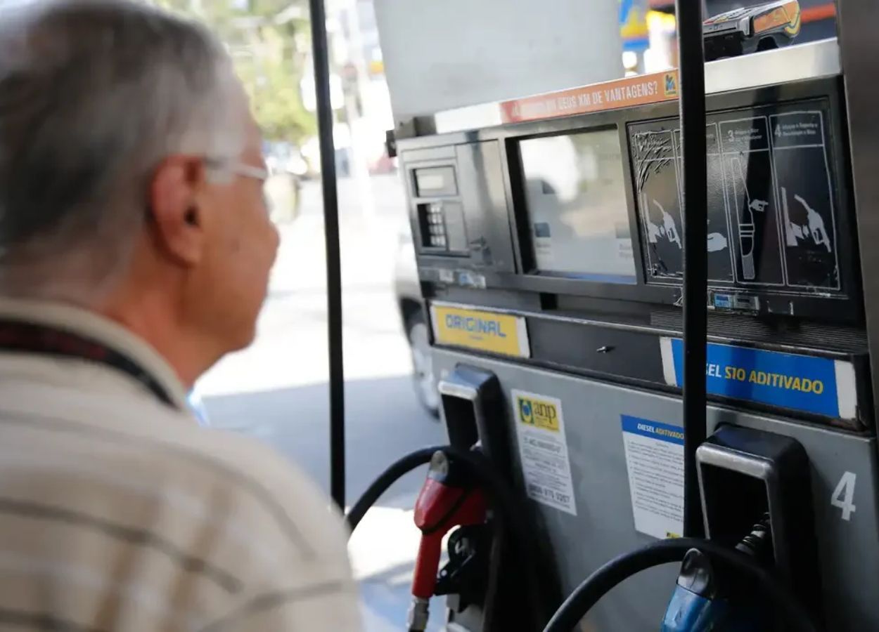 Governo prorroga por um mês subvenção de R$ 2,12 ao diesel