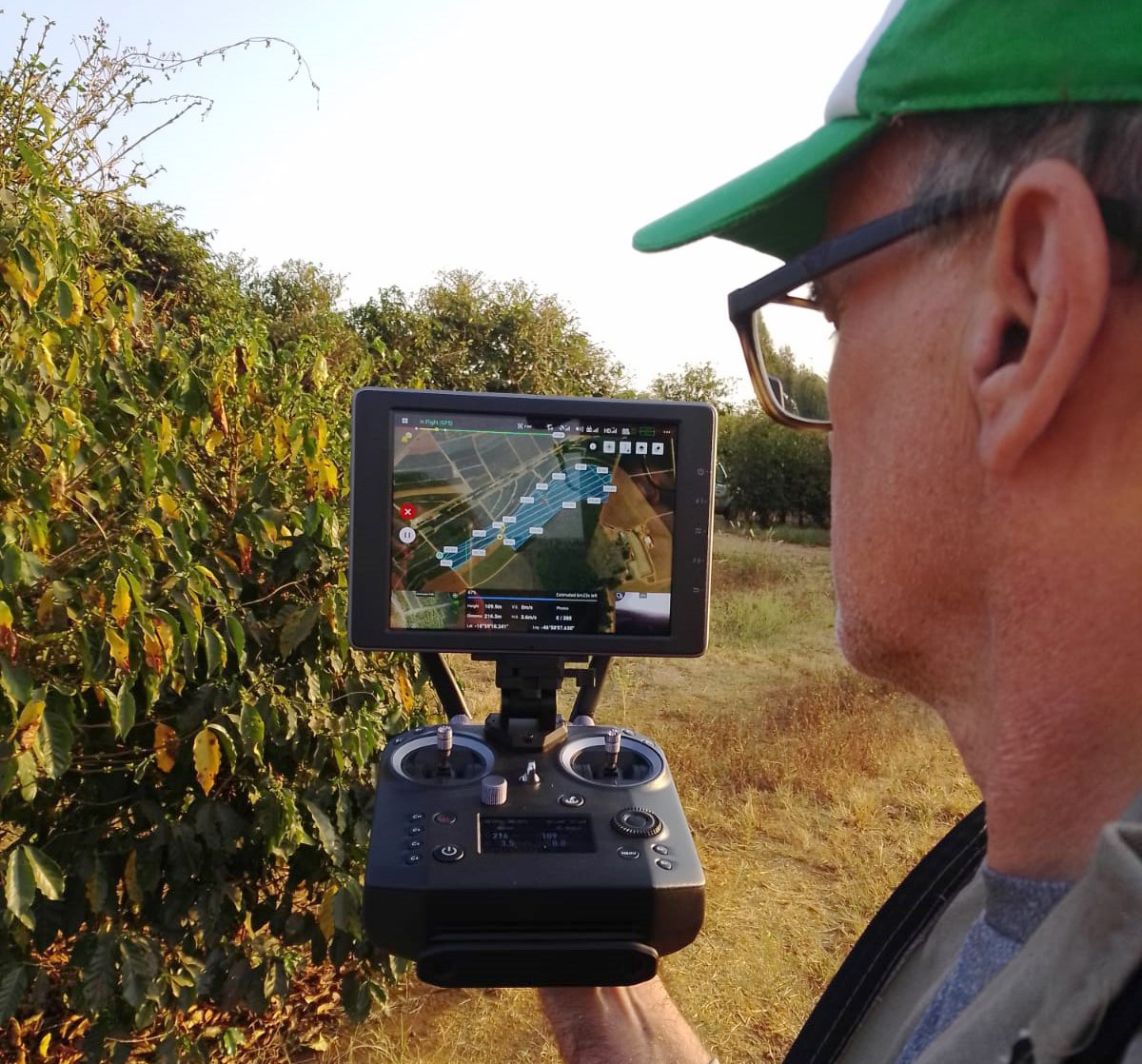 Epamig  monitora condições hídricas de cafeeiros com drones, sensores de campo e imagens de satélite