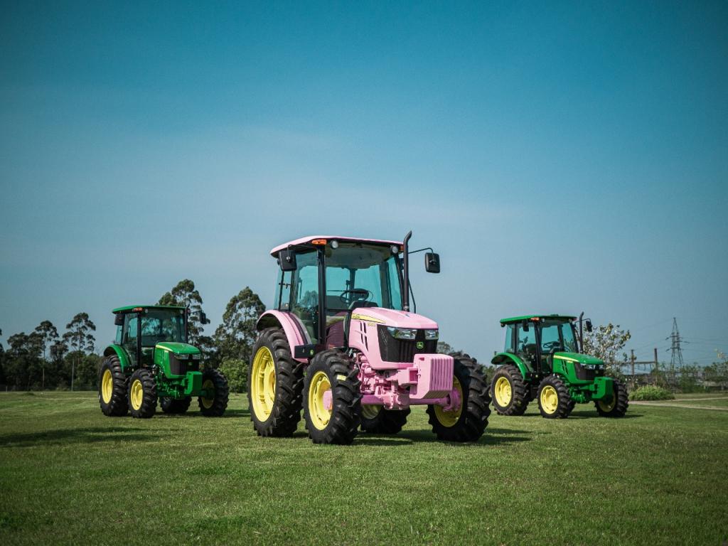 John Deere tractor, in reference to Pink October, arrives in Santa Maria (RS)