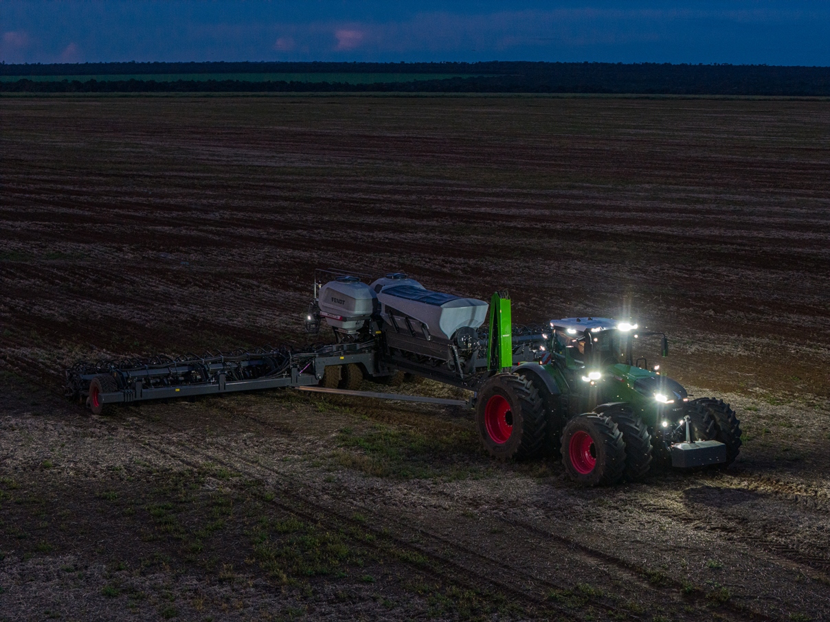 &nbsp;O conceito de 360° com LED inclui a opção UltraVision, com faróis de 4.400 lúmens por unidade e escurecimento individual em cinco níveis, além de perfis de iluminação salvos para diferentes cenários de operação
