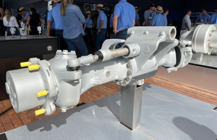 ZF celebra 40 anos com lançamentos na Agrishow 2025