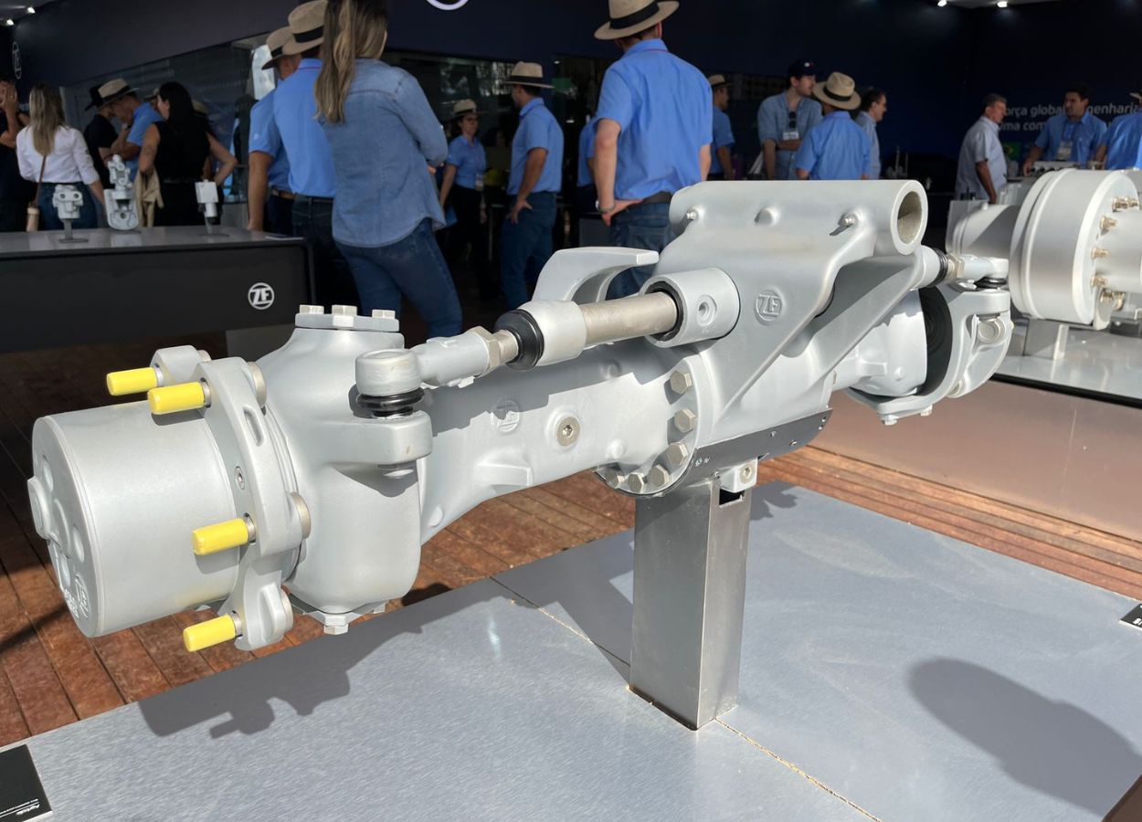 ZF celebra 40 anos com lançamentos na Agrishow 2025