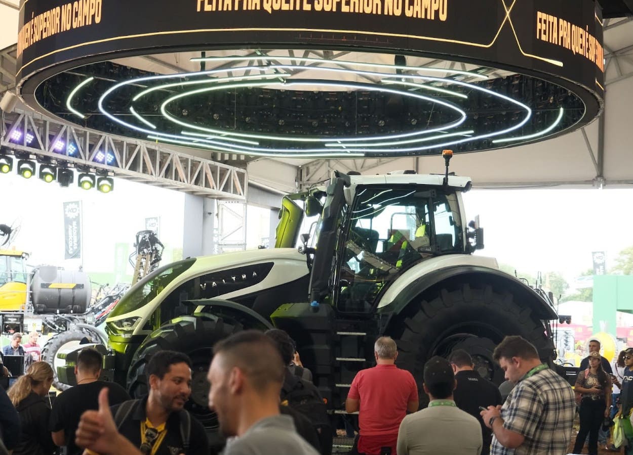 Valtra celebra sucesso de vendas na Agrishow 2025