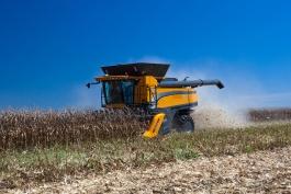 Colheitadeira BC7800 e plataformas Série 500 são as soluções da Valtra para colheita do milho